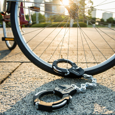 7.6cm diameter hardened steel Street Cuff® locks; 9 links