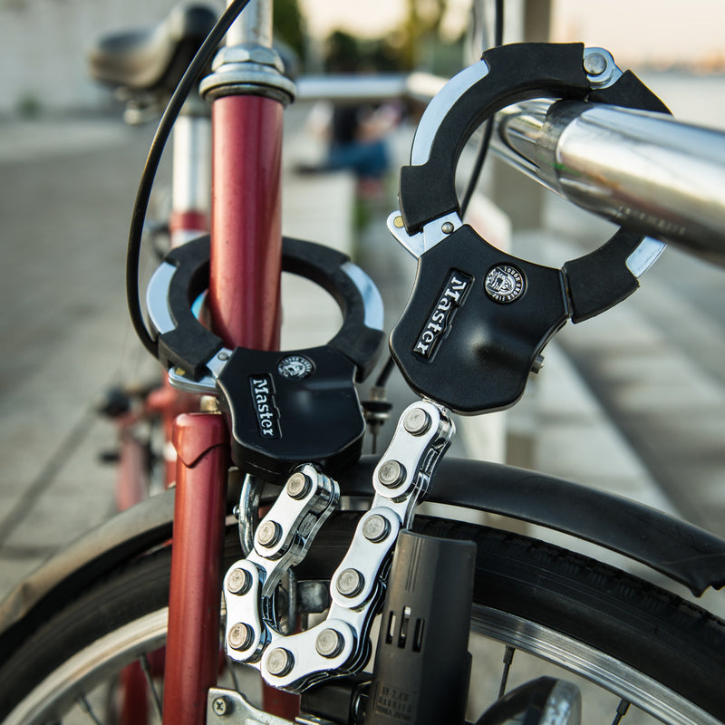 7.6cm diameter hardened steel Street Cuff® locks; 9 links