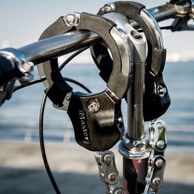 7.6cm diameter hardened steel Street Cuff® locks; 9 links