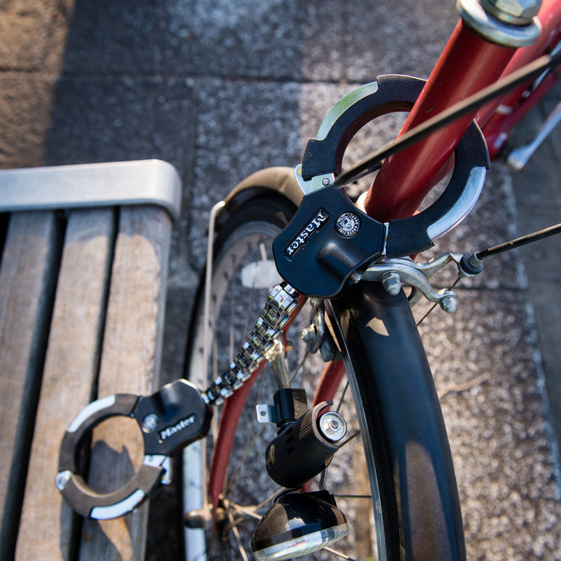 7.6cm diameter hardened steel Street Cuff® locks; 9 links