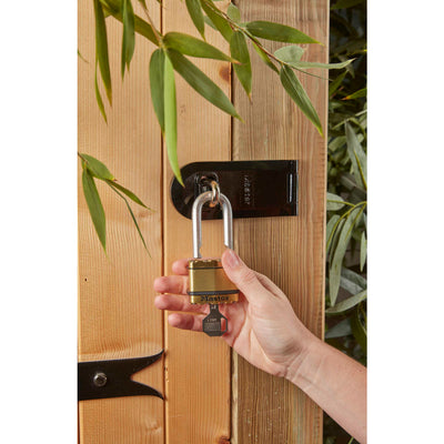 Candado de acero laminado Excell® de 52 mm de ancho con grillete de 38 mm de largo; acabado en latón; paquete de 2