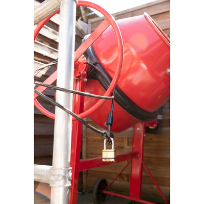 52 mm breed Excell® gelamineerd stalen hangslot met 38 mm lange sluiting; messing afwerking; set van 2 stuks