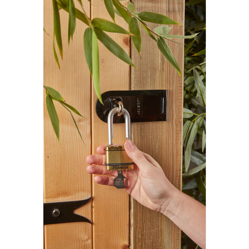 52 mm breed Excell® gelamineerd stalen hangslot met 38 mm lange sluiting; messing afwerking; set van 2 stuks