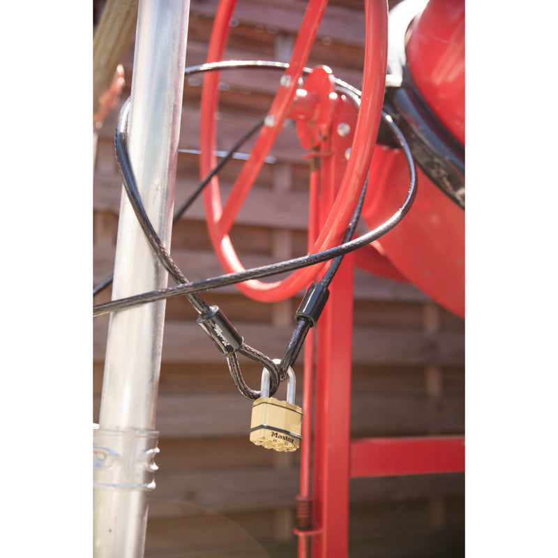 52 mm breed Excell® gelamineerd stalen hangslot met 38 mm lange sluiting; messing afwerking; set van 2 stuks
